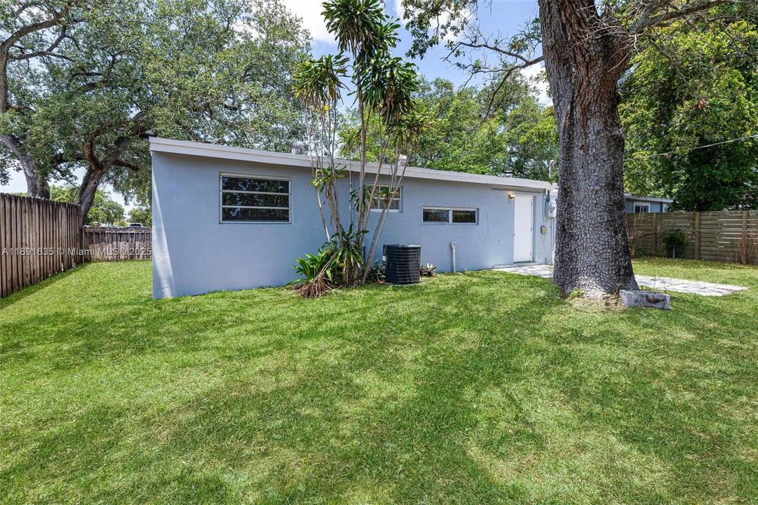 合同活跃: $373,000 (3 贝兹, 1 浴室, 875 平方英尺)