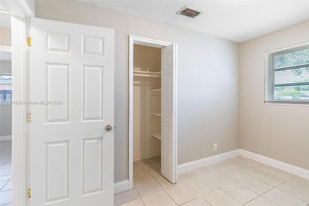 合同活跃: $373,000 (3 贝兹, 1 浴室, 875 平方英尺)