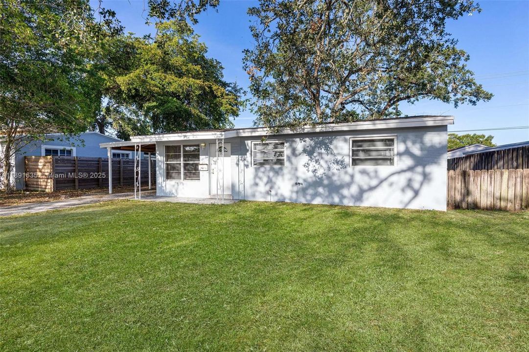 合同活跃: $373,000 (3 贝兹, 1 浴室, 875 平方英尺)