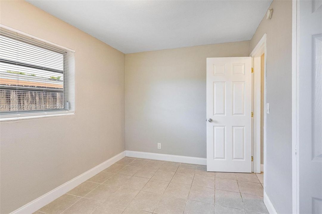 合同活跃: $373,000 (3 贝兹, 1 浴室, 875 平方英尺)