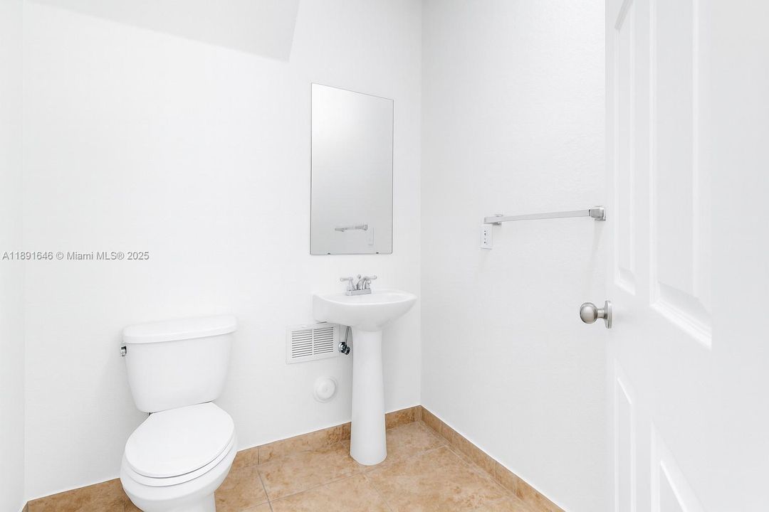 合同活跃: $430,000 (3 贝兹, 2 浴室, 1284 平方英尺)