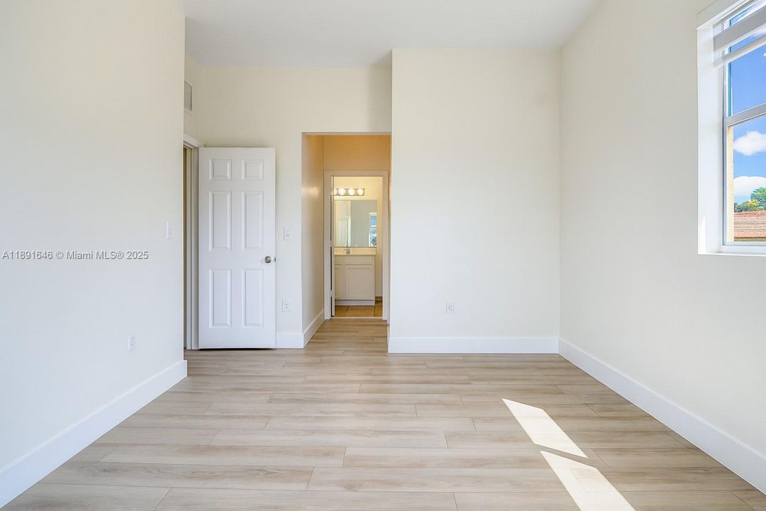 合同活跃: $430,000 (3 贝兹, 2 浴室, 1284 平方英尺)