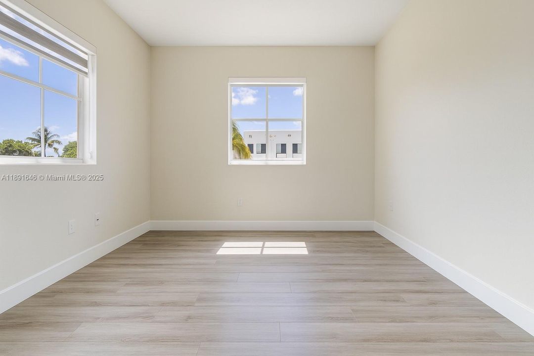 合同活跃: $430,000 (3 贝兹, 2 浴室, 1284 平方英尺)