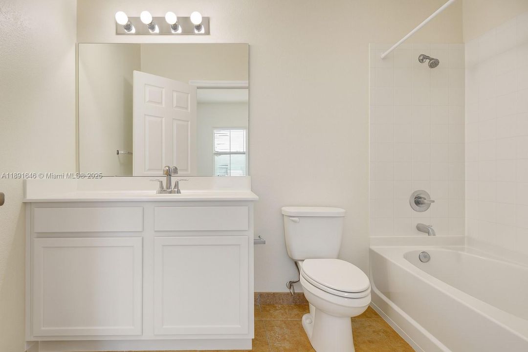 合同活跃: $430,000 (3 贝兹, 2 浴室, 1284 平方英尺)