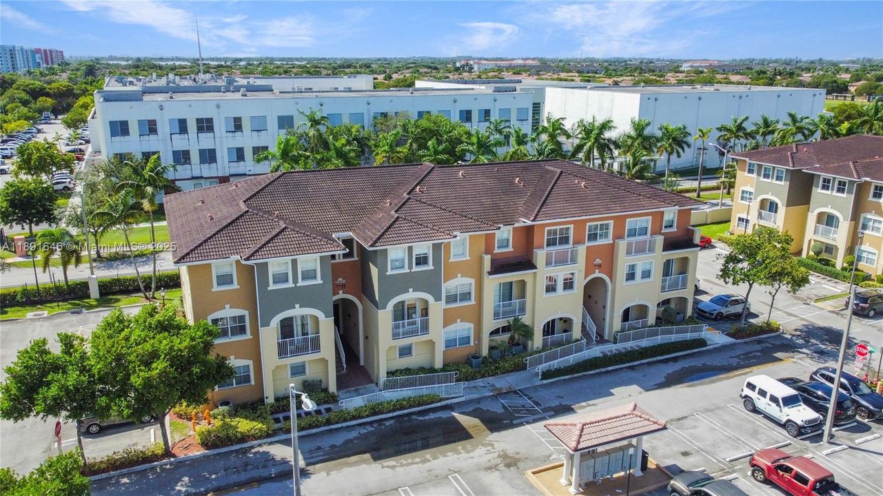 合同活跃: $430,000 (3 贝兹, 2 浴室, 1284 平方英尺)