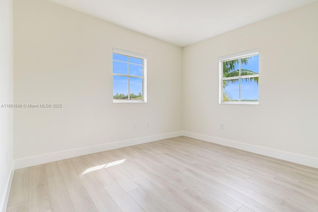 合同活跃: $430,000 (3 贝兹, 2 浴室, 1284 平方英尺)