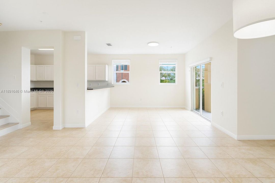 合同活跃: $430,000 (3 贝兹, 2 浴室, 1284 平方英尺)