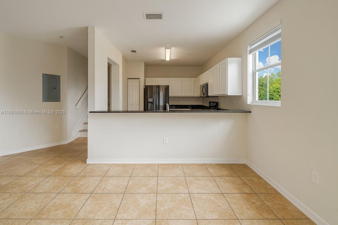 合同活跃: $430,000 (3 贝兹, 2 浴室, 1284 平方英尺)