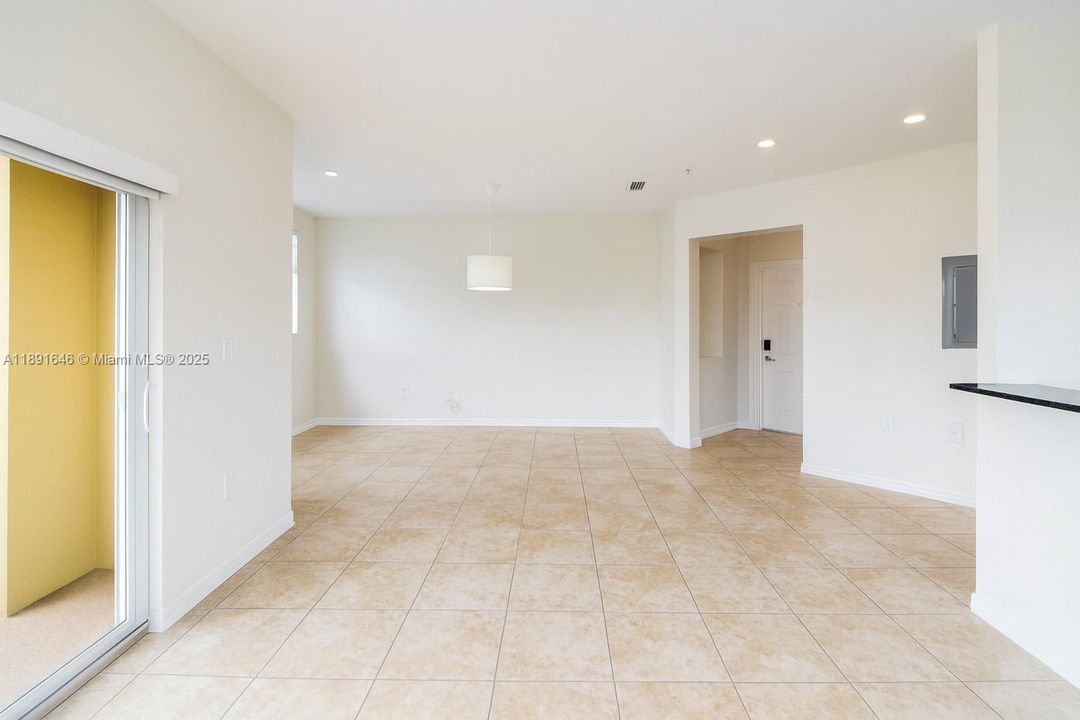 合同活跃: $430,000 (3 贝兹, 2 浴室, 1284 平方英尺)