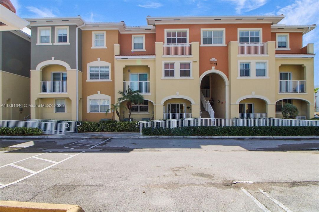 合同活跃: $430,000 (3 贝兹, 2 浴室, 1284 平方英尺)