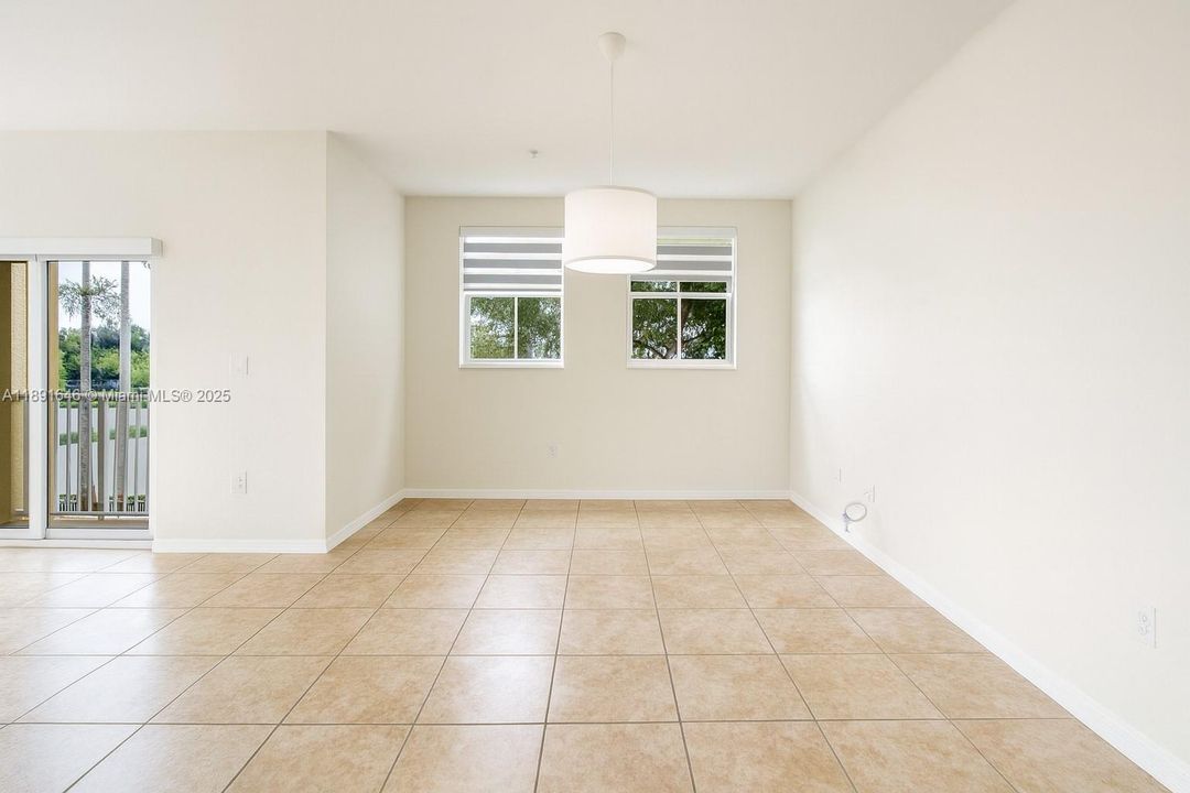 合同活跃: $430,000 (3 贝兹, 2 浴室, 1284 平方英尺)