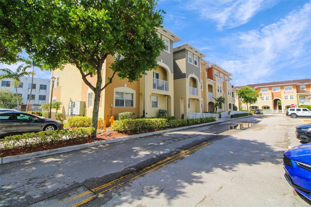 合同活跃: $430,000 (3 贝兹, 2 浴室, 1284 平方英尺)