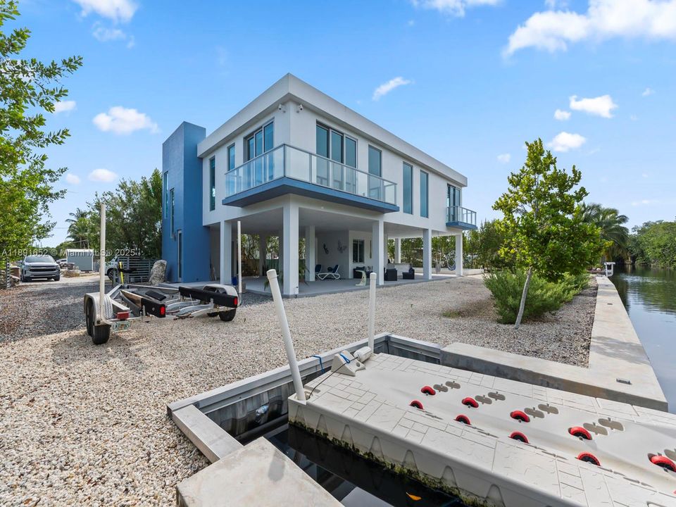 For Sale: $3,085,000 (5 beds, 4 baths, 2463 Square Feet)