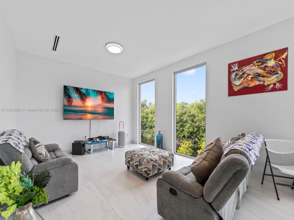 For Sale: $3,085,000 (5 beds, 4 baths, 2463 Square Feet)