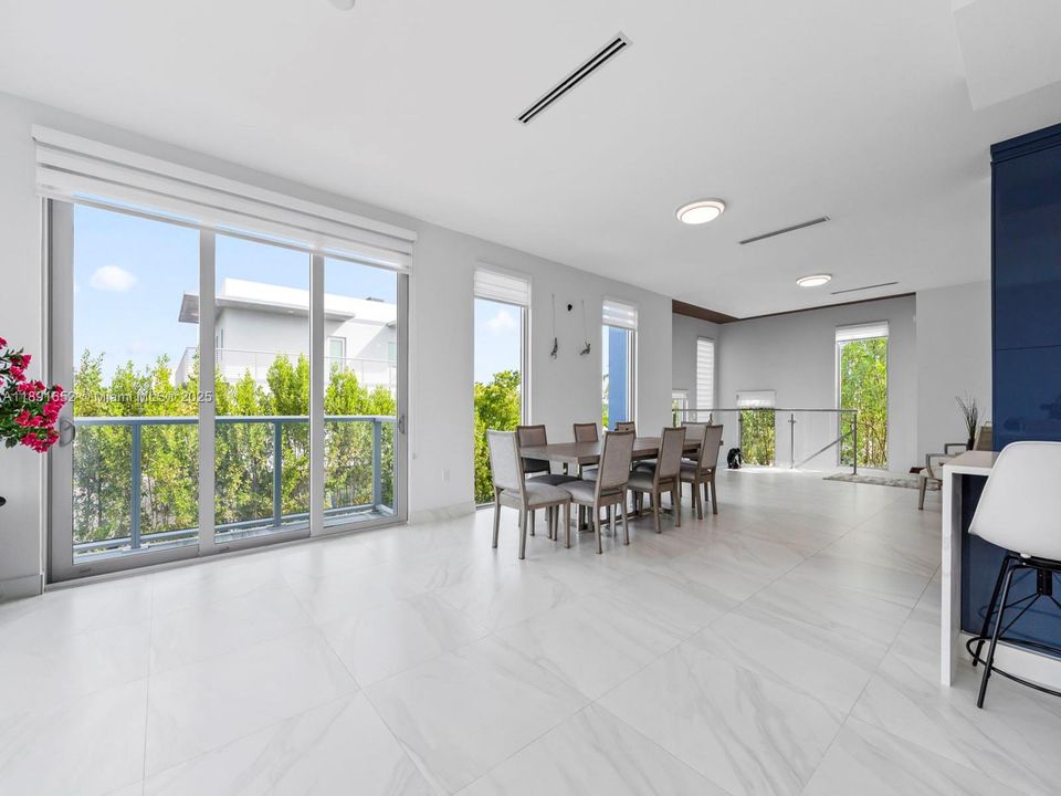 For Sale: $3,085,000 (5 beds, 4 baths, 2463 Square Feet)