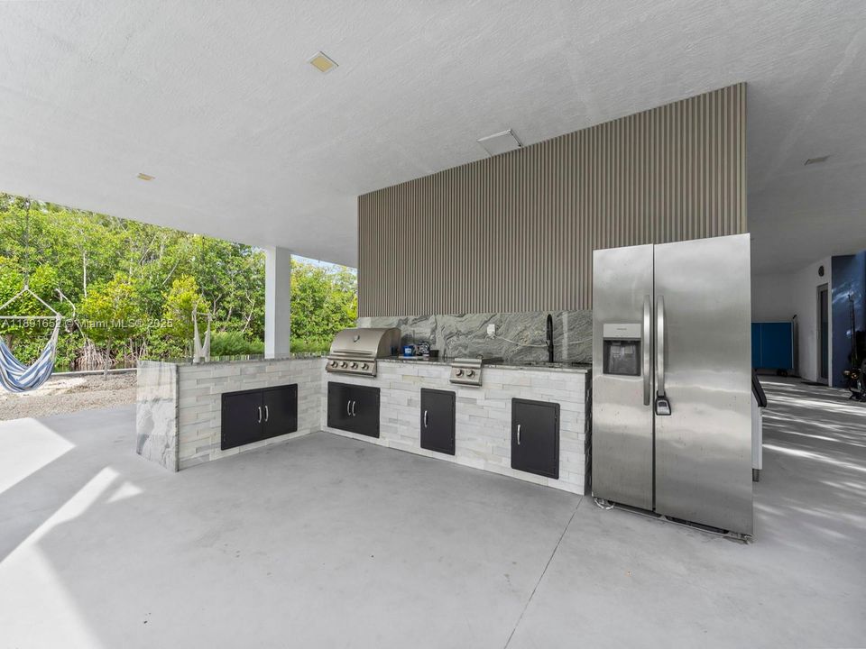 For Sale: $3,085,000 (5 beds, 4 baths, 2463 Square Feet)