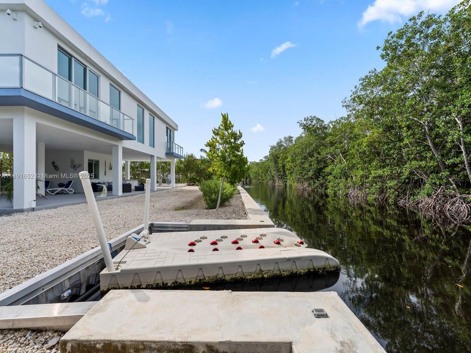 For Sale: $3,085,000 (5 beds, 4 baths, 2463 Square Feet)