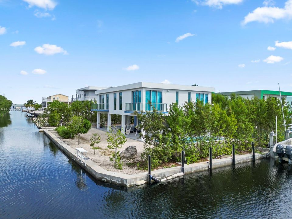 For Sale: $3,085,000 (5 beds, 4 baths, 2463 Square Feet)