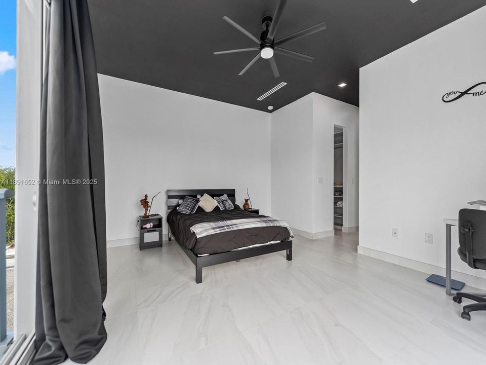 For Sale: $3,085,000 (5 beds, 4 baths, 2463 Square Feet)