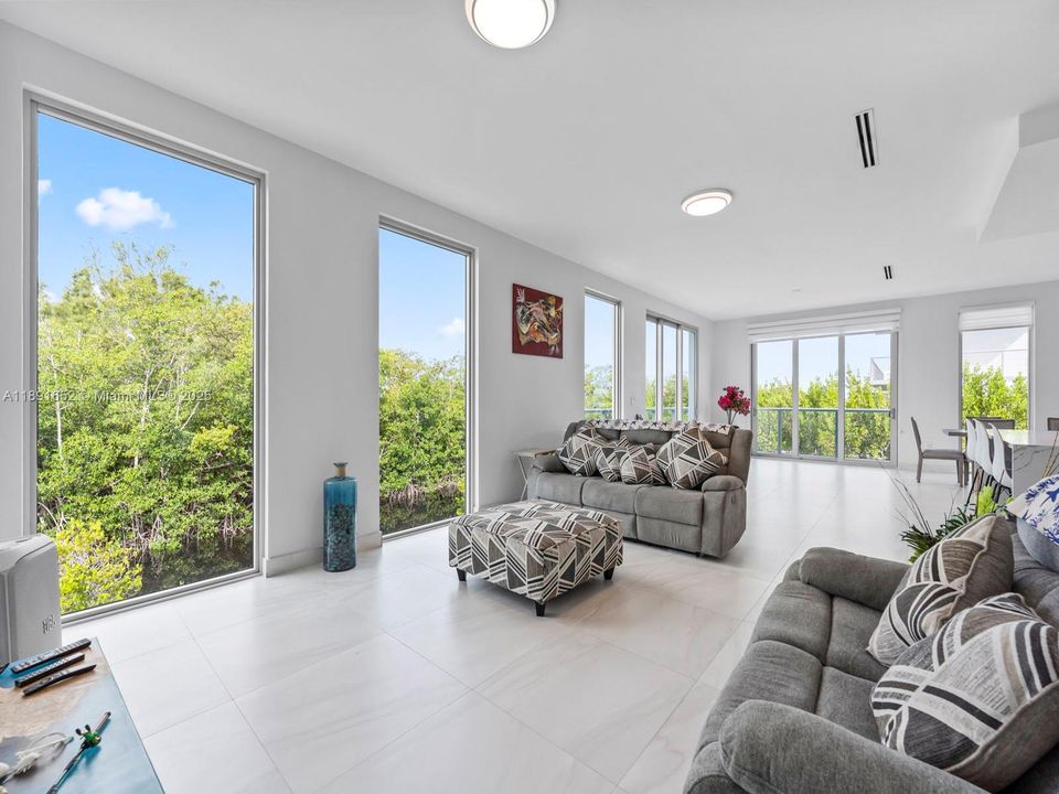 For Sale: $3,085,000 (5 beds, 4 baths, 2463 Square Feet)