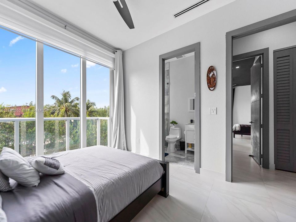 For Sale: $3,085,000 (5 beds, 4 baths, 2463 Square Feet)