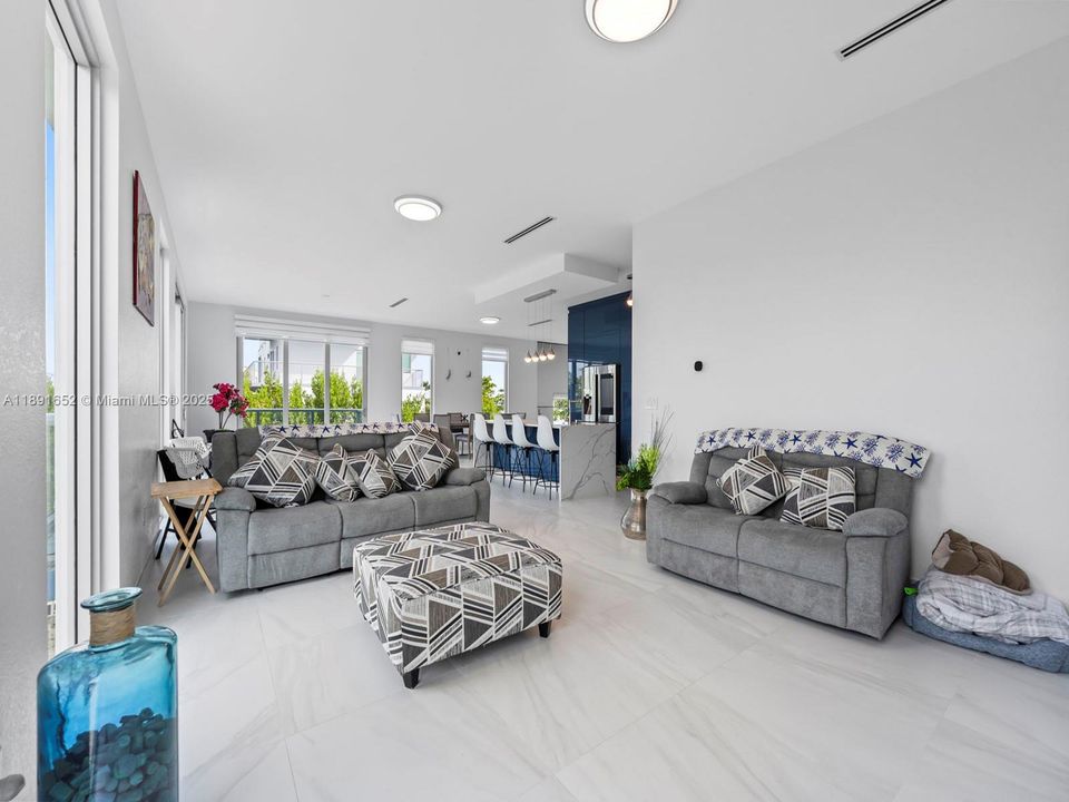 For Sale: $3,085,000 (5 beds, 4 baths, 2463 Square Feet)