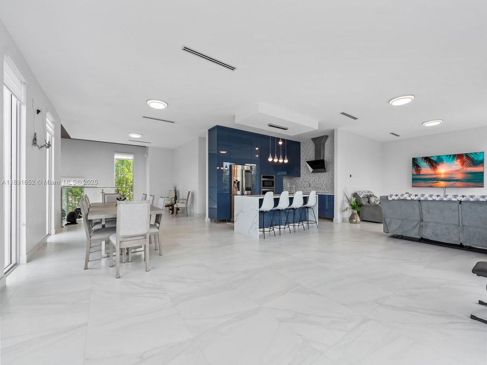 For Sale: $3,085,000 (5 beds, 4 baths, 2463 Square Feet)