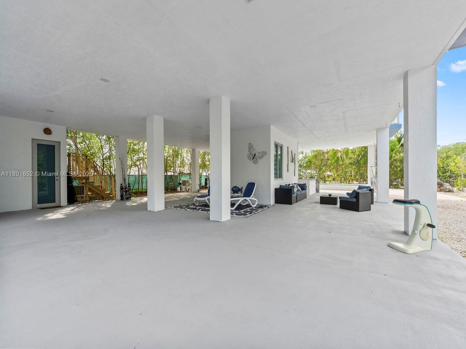 For Sale: $3,085,000 (5 beds, 4 baths, 2463 Square Feet)