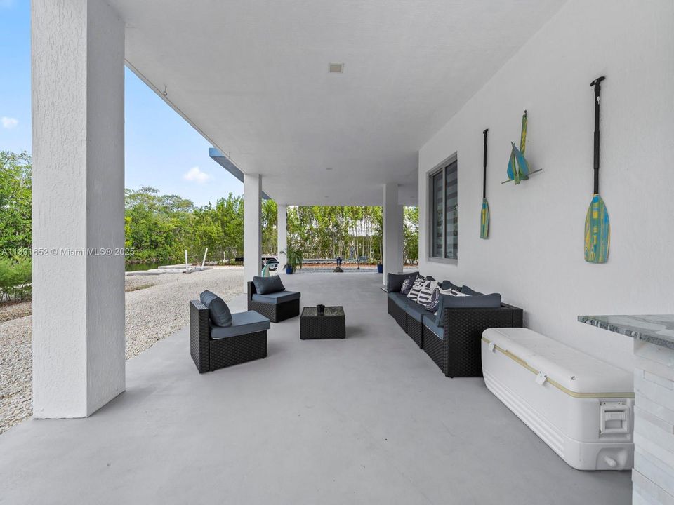 For Sale: $3,085,000 (5 beds, 4 baths, 2463 Square Feet)