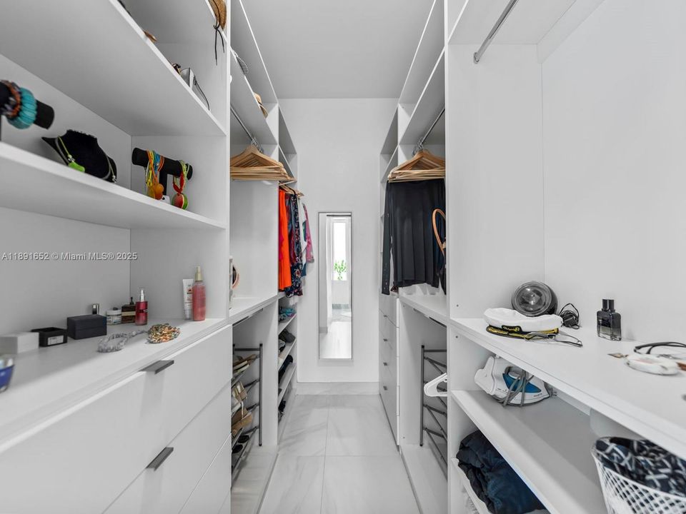 For Sale: $3,085,000 (5 beds, 4 baths, 2463 Square Feet)