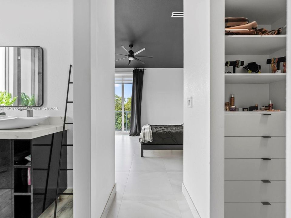 For Sale: $3,085,000 (5 beds, 4 baths, 2463 Square Feet)