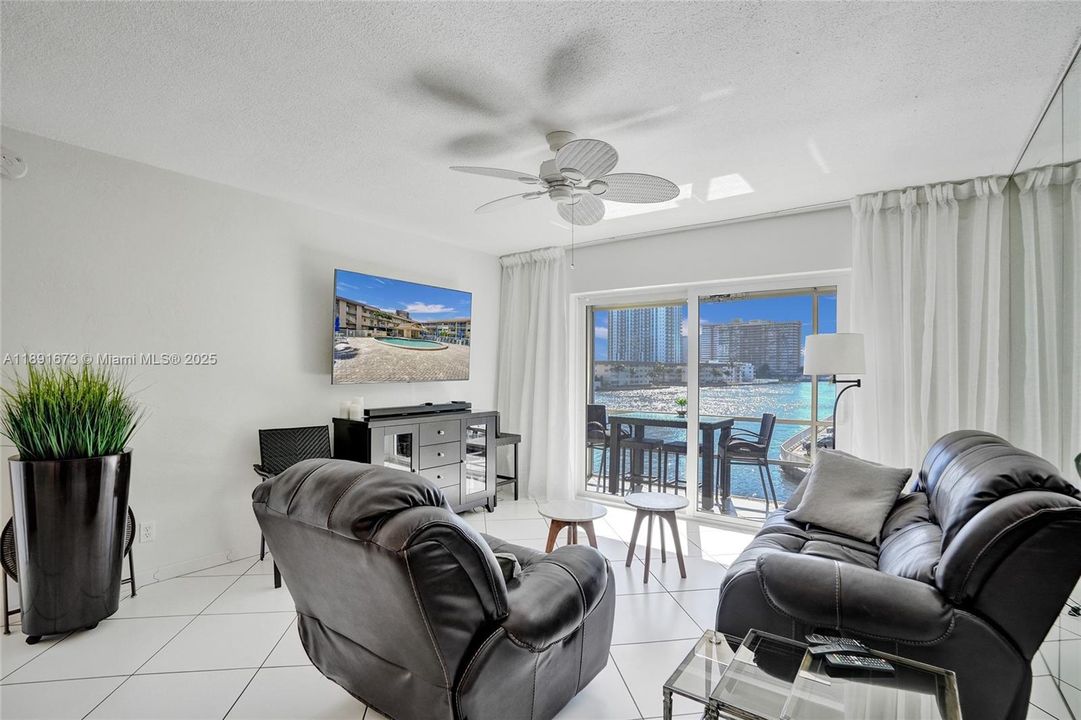 Recently Sold: $275,000 (1 beds, 1 baths, 890 Square Feet)