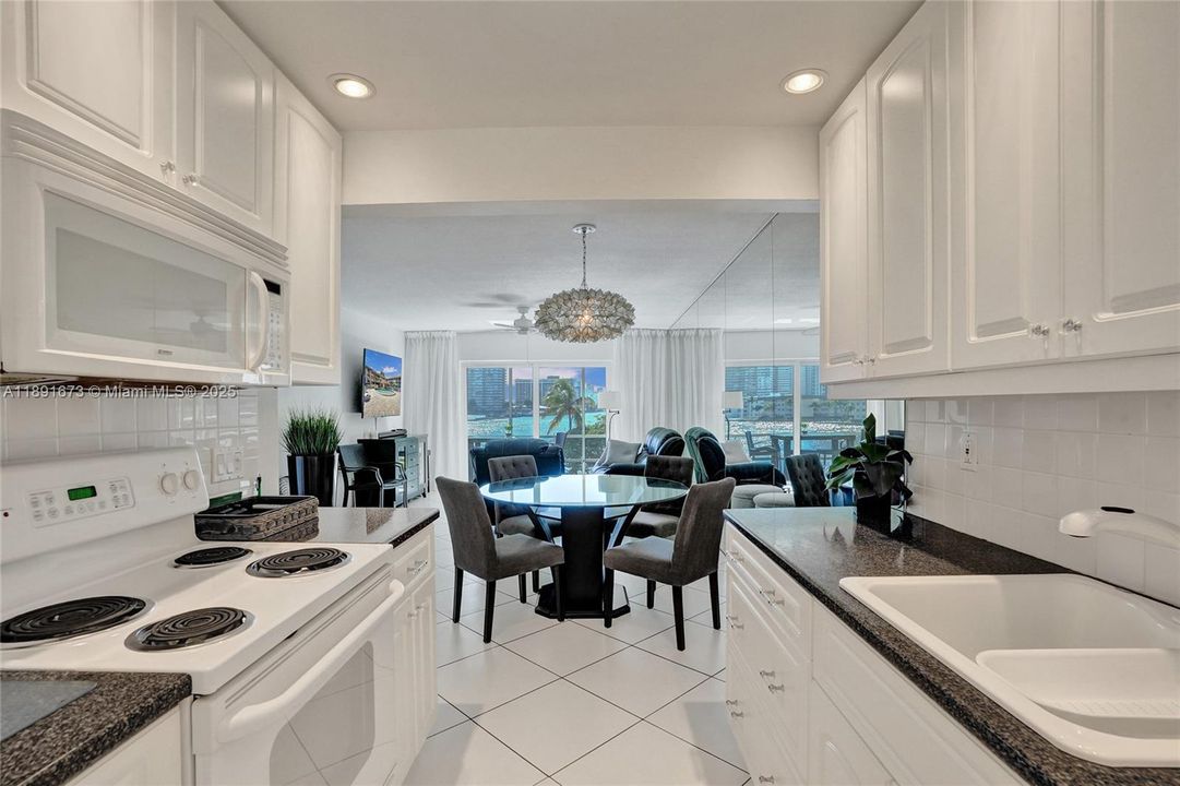 Recently Sold: $275,000 (1 beds, 1 baths, 890 Square Feet)