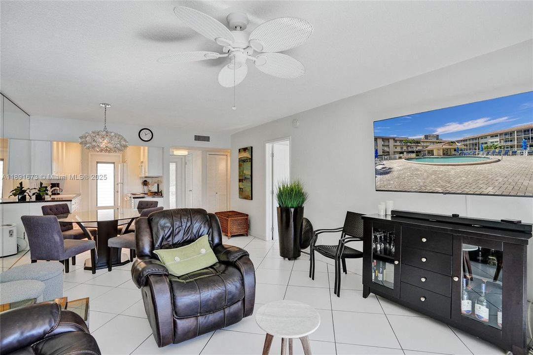 Recently Sold: $275,000 (1 beds, 1 baths, 890 Square Feet)