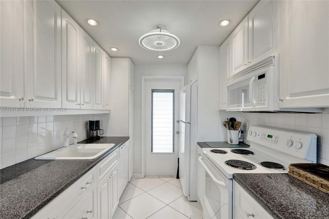 Recently Sold: $275,000 (1 beds, 1 baths, 890 Square Feet)