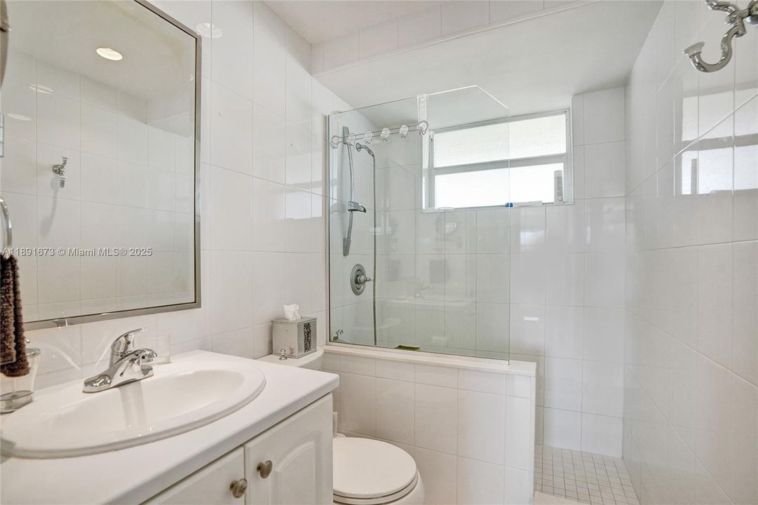 Recently Sold: $275,000 (1 beds, 1 baths, 890 Square Feet)