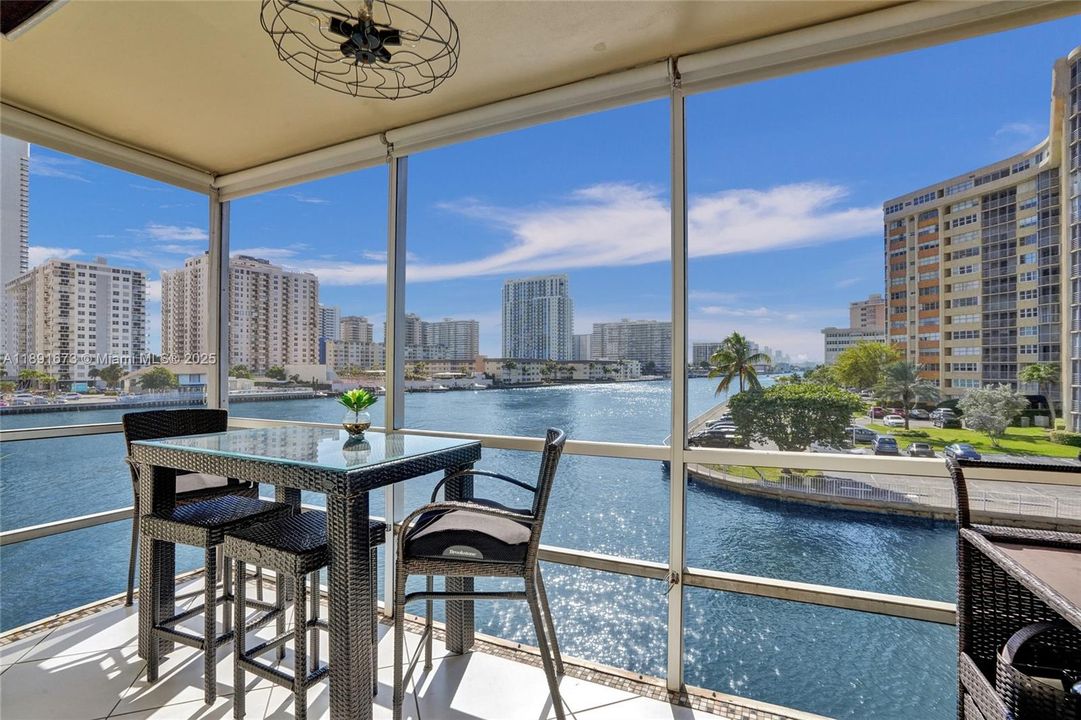 Recently Sold: $275,000 (1 beds, 1 baths, 890 Square Feet)