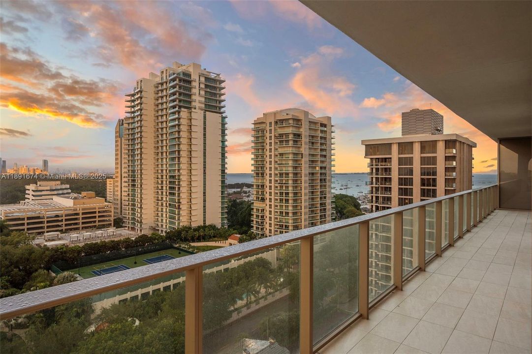 Activo con contrato: $45,000 (5 camas, 4 baños, 4410 Pies cuadrados)