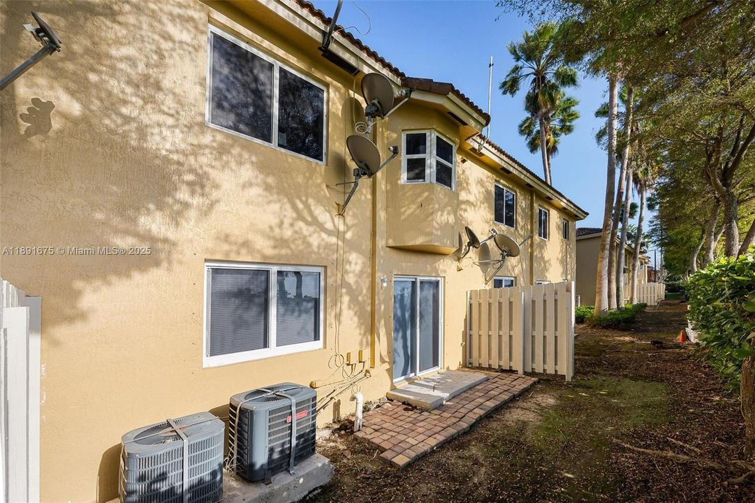 待售: $209,000 (2 贝兹, 2 浴室, 920 平方英尺)