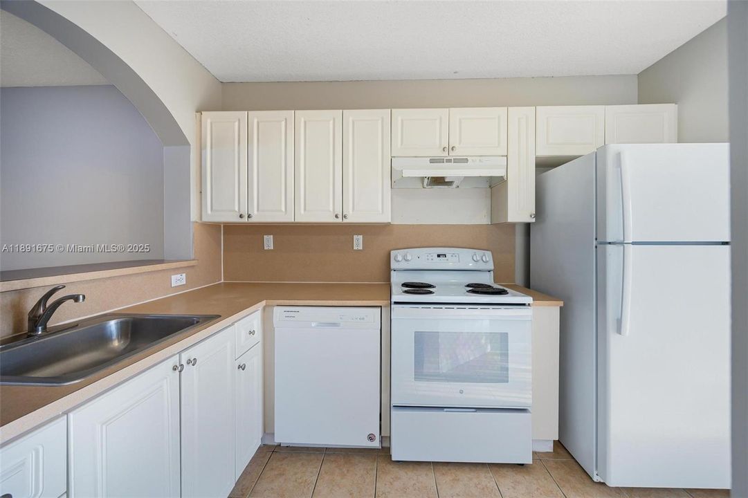 待售: $209,000 (2 贝兹, 2 浴室, 920 平方英尺)