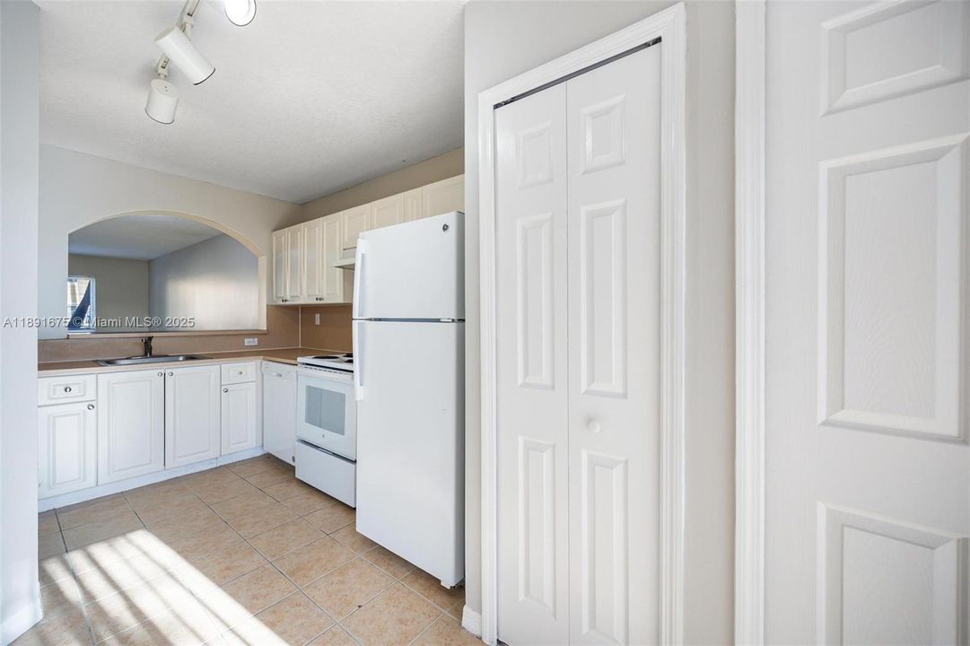 待售: $209,000 (2 贝兹, 2 浴室, 920 平方英尺)