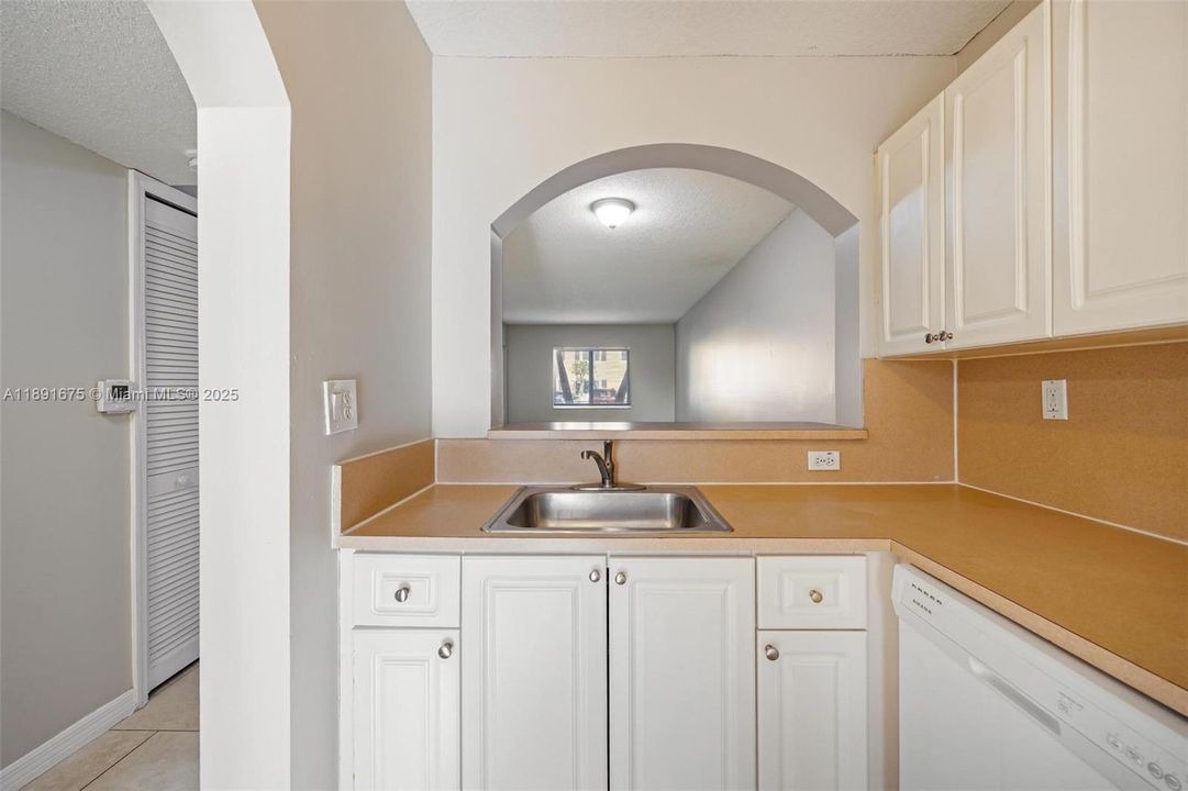 待售: $209,000 (2 贝兹, 2 浴室, 920 平方英尺)