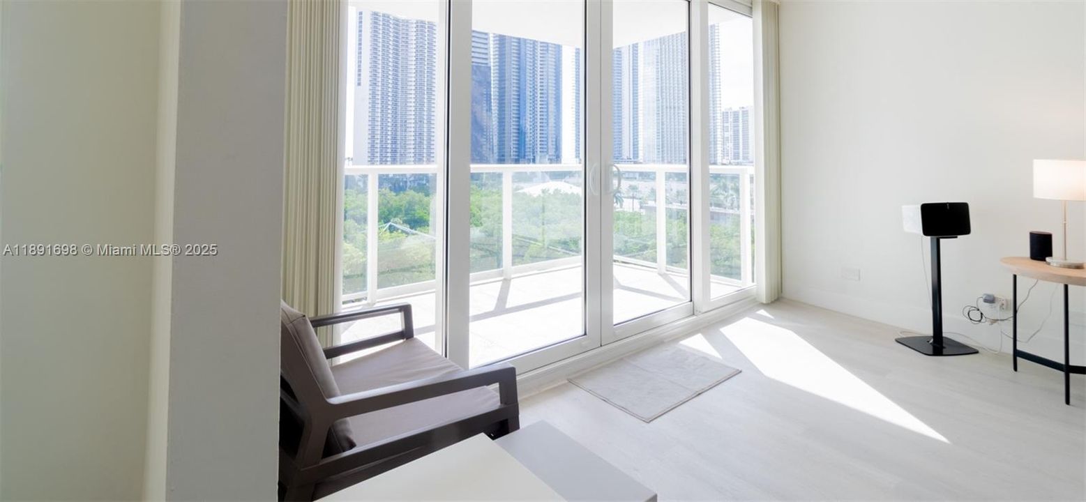 Под контрактом: $479,900 (2 спален, 2 ванн, 1286 Квадратных фут)