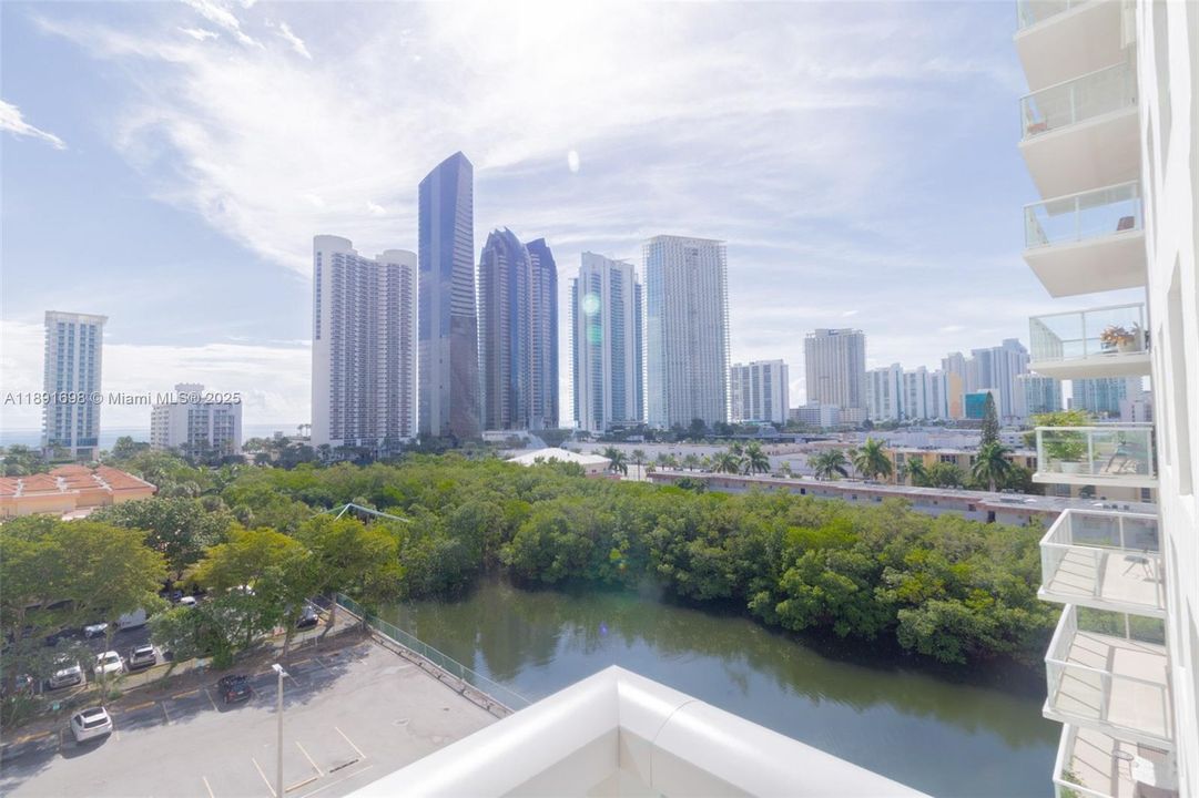 Под контрактом: $479,900 (2 спален, 2 ванн, 1286 Квадратных фут)