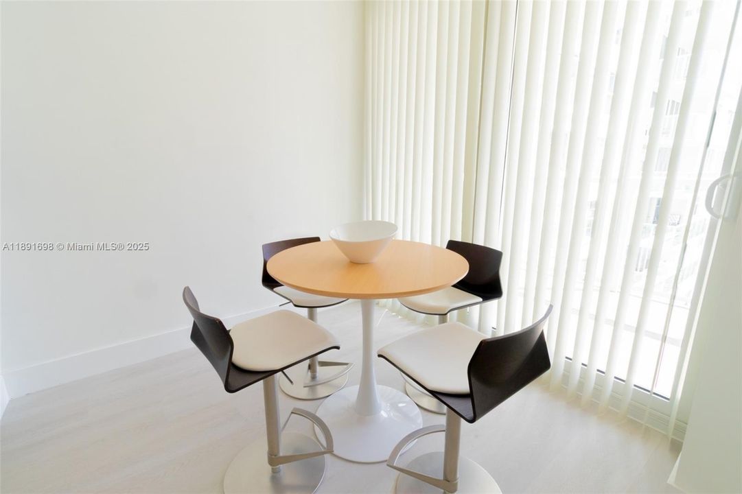 Под контрактом: $479,900 (2 спален, 2 ванн, 1286 Квадратных фут)