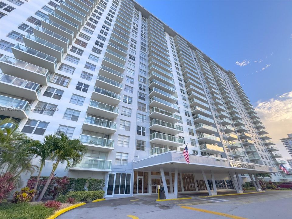 Под контрактом: $479,900 (2 спален, 2 ванн, 1286 Квадратных фут)