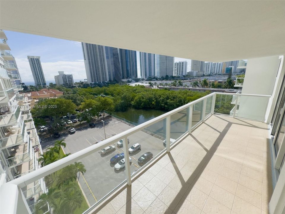 Под контрактом: $479,900 (2 спален, 2 ванн, 1286 Квадратных фут)