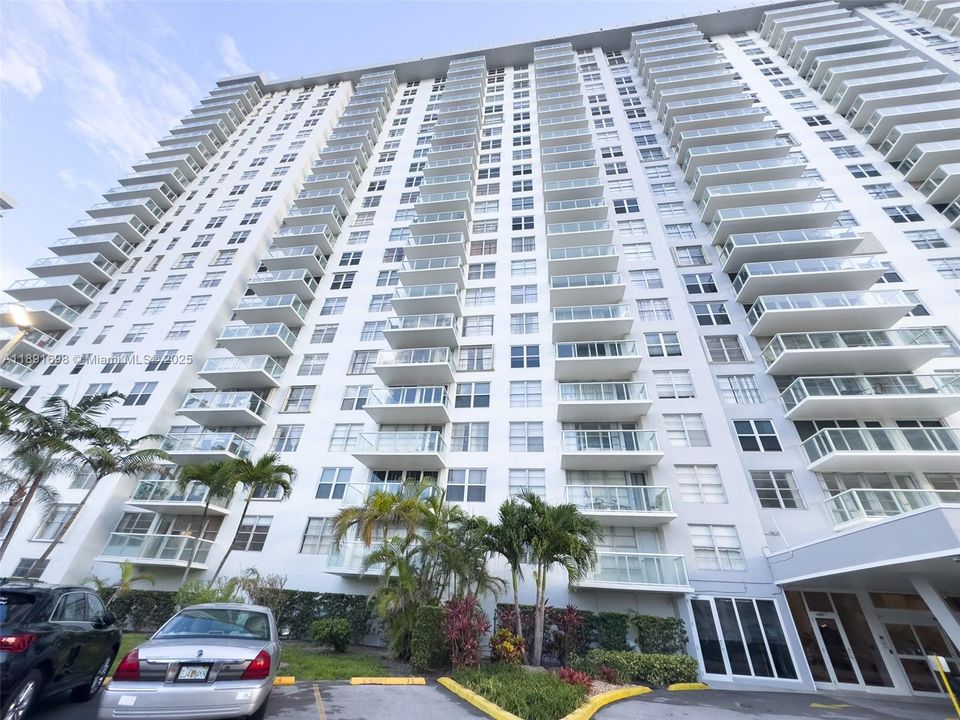 Под контрактом: $479,900 (2 спален, 2 ванн, 1286 Квадратных фут)