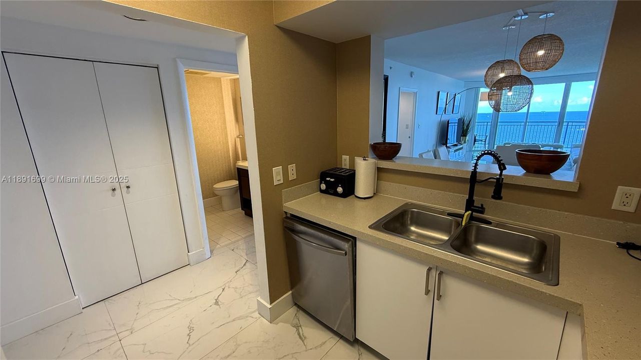 Active With Contract: $7,500 (2 beds, 2 baths, 1470 Square Feet)