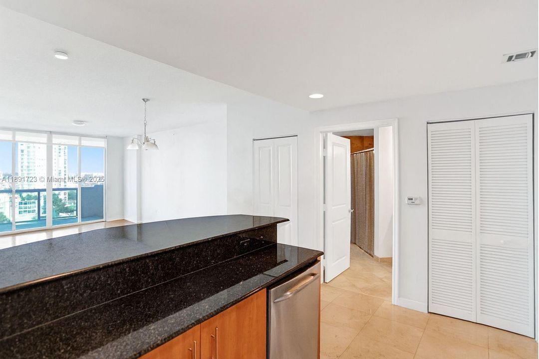 Active With Contract: $3,550 (2 beds, 2 baths, 1223 Square Feet)